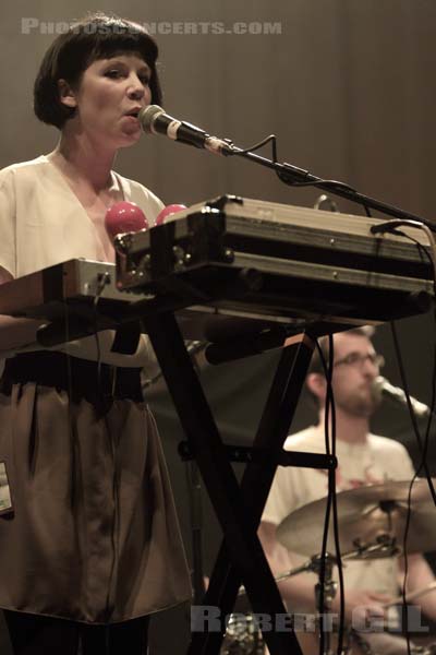 ZOEY VAN GOEY - 2011-04-11 - PARIS - Grand Rex - 
